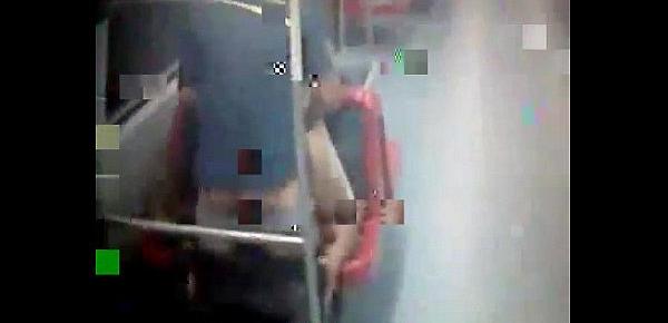 Vídeo flagra casal fazendo sexo em trem em SP (Realmente sem tarja)   Videolog  calangopreto2